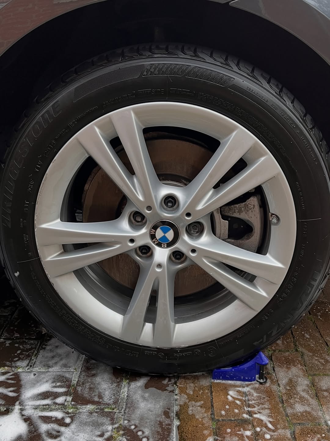 Oog voor detail, hand voor de hele auto